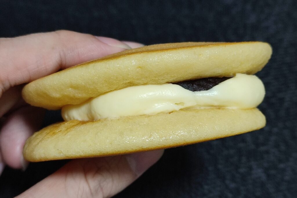 シャトレーゼの北海道バターと自家炊き餡のパンケーキを横から見た画像