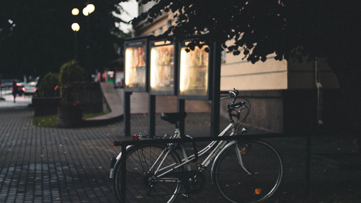 夜と自転車の画像
