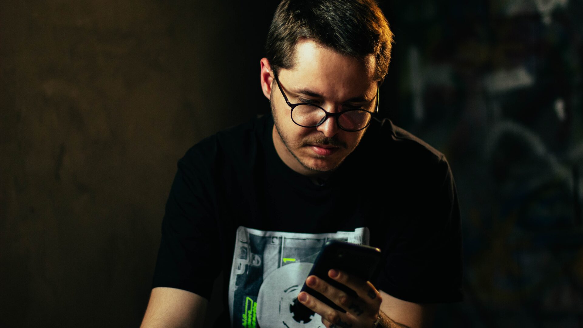 購入を迷っている男性の画像