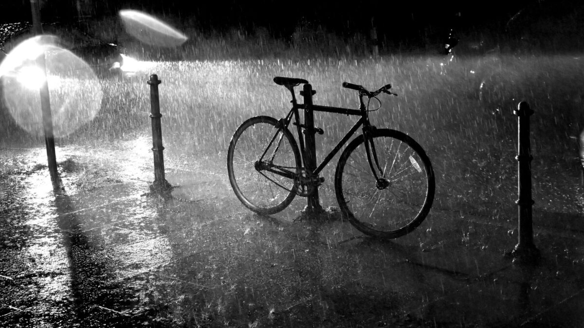 雨に濡れる自転車の画像