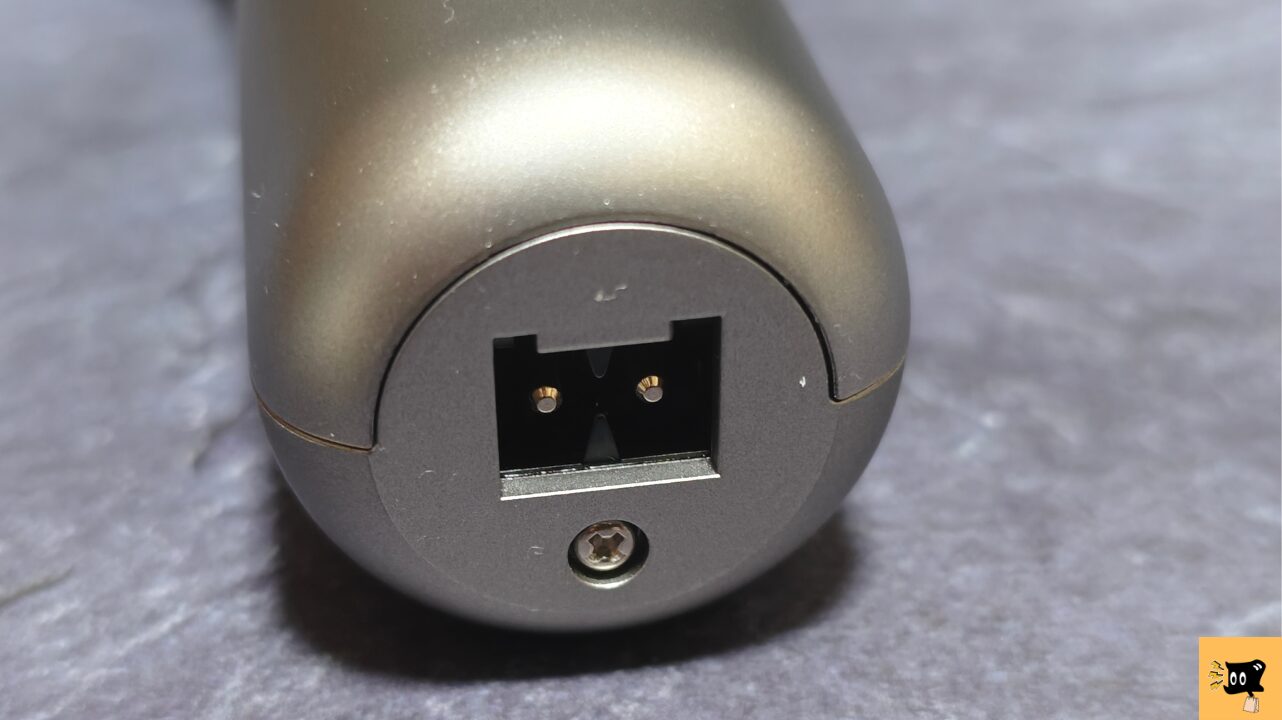ラムダッシュ『ES-L361D-S』の充電口の画像